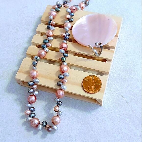 CULTURED PEARL NECKLACE WITH REMOVABLE MOTHER OF PEARL PENDANT - Picture 6 of 9